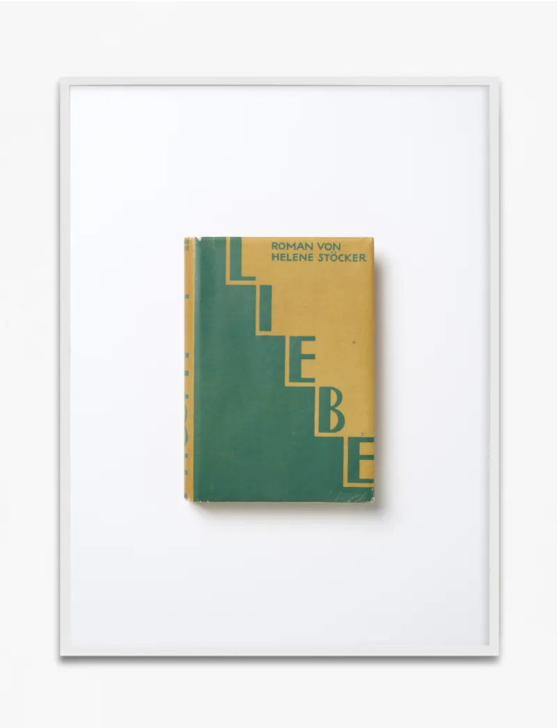 Annette Kelm, Helene Stöcker, "Liebe", 1927. Verlag der Neuen Generation, Berlin-Nikolassee, Einbandgestaltung John Heartfield, 2019. De la série "Die Bücher", 2019–2021. Tirage pigmentaire d’archives. 70 x 52,5 cm. Collection Mudam Luxembourg. Acquisition 2022 © Annette Kelm. Courtesy de l’artiste et Herald St, Londres