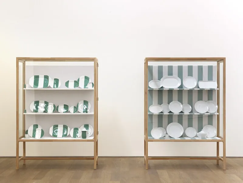 Daniel Buren, ‘Croisements’, 1987. Vitrines, vaisselle et tissu. Dimensions variables. Collection Mudam Luxembourg. Donation 2018 – M.J.S., Paris. Photo : Rémi Villaggi © Mudam Luxembourg