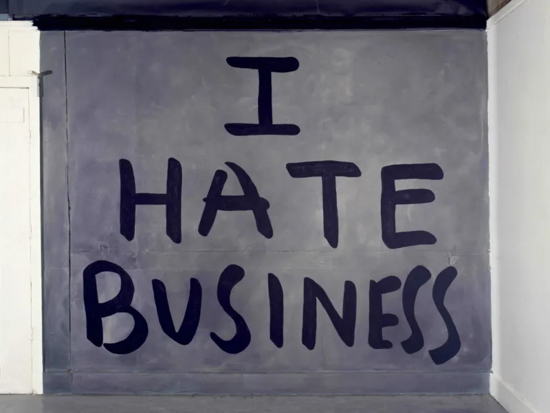 Jessica Diamond, ‘I Hate Business’, 1989. Acrylique et peinture au latex sur mur. Dimensions variables. Collection Mudam Luxembourg. Donation 2023 – Gaby et Wilhelm Schürmann. Vue d’installation, atelier de Jessica Diamond, Clocktower/P.S. 1, New York, 1989 © Jessica Diamond. Photo : American Fine Arts Co.