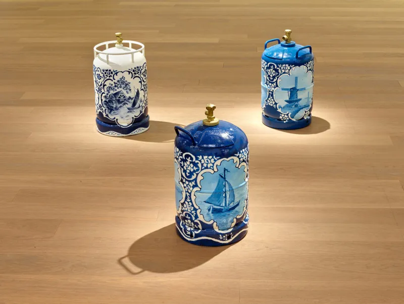 Wim Delvoye, "Cargas 22810", "Combugaz 35238", "Butaan Van Delft", 1988. Dépôt 2019 – Collection American Friends of Mudam,  donation de Raymond J. Learsy © Photo : Rémi Villaggi | Mudam Luxembourg