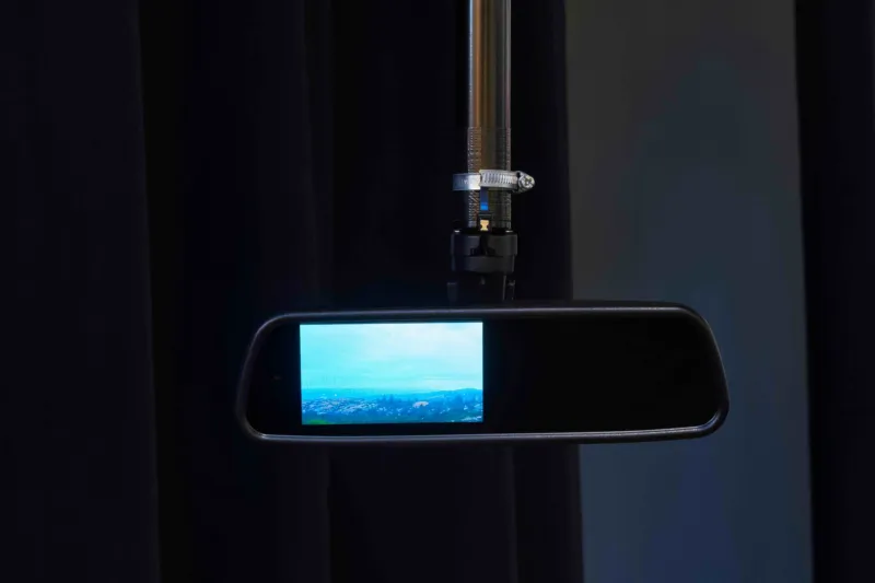Tiffany Sia, ‘Antipodes III’, 2024. Installation vidéo couleur, silencieux, rétroviseur. Enregistrement depuis le sommet d’une montagne à Kinmen d’une durée de 24 heures. 26 x 7,5 x 9 cm. Collection Mudam Luxembourg. Donation 2024 – Baloise. Vue d’installation ‘Art Basel Statements’, 2024. Courtesy de l’artiste, FELIX GAUDLITZ, Vienne, et Maxwell Graham, New York. Photo: Choreo © Mudam Luxembourg