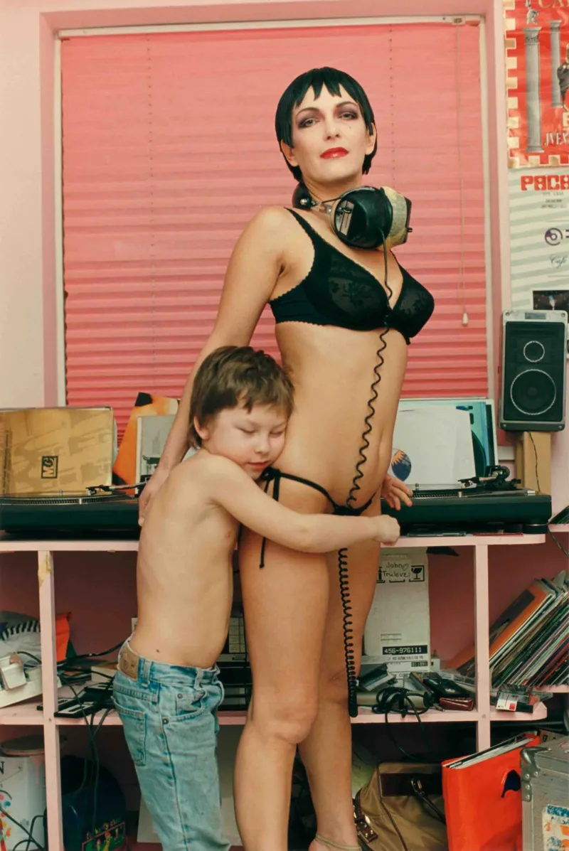Wolfgang Tillmans, ‘Rachel Auburn & son’, 1995. Impression jet d’encre. 207 x 138 cm. Collection Mudam Luxembourg. Donation 2000 – De l’artiste © Wolfgang Tillmans / Photo : Courtesy Galerie Buchholz © Mudam Luxembourg
