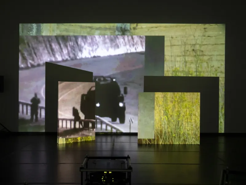 Basel Abbas et Ruanne Abou-Rahme, ‘Oh shining star testify’, 2019. Installation composée d’une triple projection vidéo, couleur, son. Dimensions variables. 10 min 5 sec. Collection Mudam Luxembourg. Acquisition 2023. Vue de l’exposition ‘Where No Walls Remains’, Fisher Center, Bard, 21 – 24.11.2019 © Basel Abbas et Ruanne Abou-Rahme