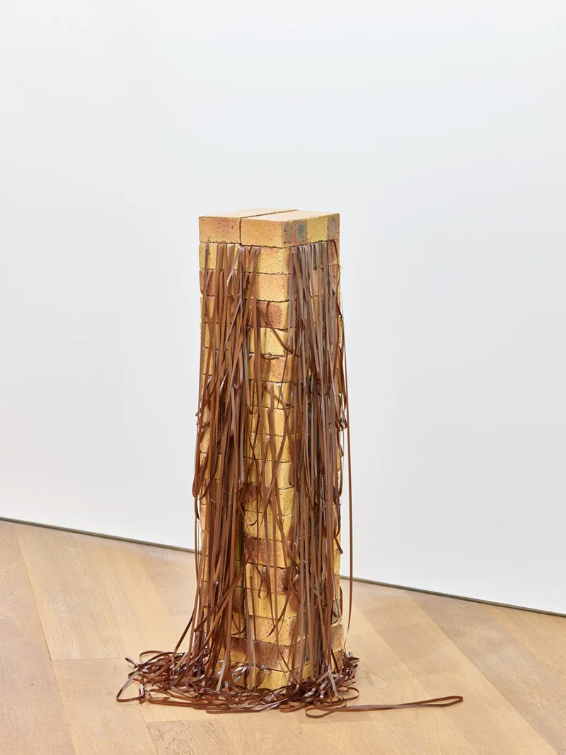 Sarkis, "La Sculpture Verticale en Brique et Bandes Magnétiques", 1984. Vue de la présentation "Les 25 ans de la Collection Mudam", 21.11.2020 — 03.04.2022, Mudam Luxembourg