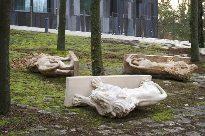 Nina Beier, "Guardians", 2022. Marbre, graines pour oiseaux. 55 x 170 x 130 cm chacun (5 lions). Collection Mudam Luxembourg. Donation 2023 – The New Carlsberg Foundation, Copenhagen. Vue de l’installation "La Pista 500", Pinacoteca Agnelli, Turin, 2022 © Photo : Nina Beier