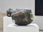 Agnieszka Kurant, ‘Post-Fordite 12’, 2024. Peinture automobile fossilisée, résine époxy, poussière de pierre, acier. Fabrication : Krzysztof Smaga. 21 x 25,4 x 23 cm. Collection Mudam Luxembourg. 2025 Acquisition. Vue de l’exposition ‘Agnieszka Kurant. Risk Landscape’, 07.06.2024 – 05.01.2025, Mudam Luxembourg. Photo : Mareike Tocha © Mudam Luxembourg