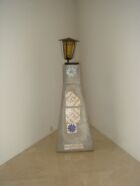 Manfred Pernice, ‘Untitled (Lampe)’, 2005. Ciment, métal, câble. 110 x 40 x 40 cm. Collection Mudam Luxembourg – Musée d’Art Moderne Grand-Duc Jean. Promised gift 2025 – Donation Rosa et Carlos de la Cruz, Key Biscayne, Fl à Myriad, USA. Photo : Courtesy Rosa et Carlos de la Cruz Collection