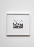 Andrea Bowers
‘Diabloblockade, Diablo Nuclear Power Plant, Abalone Alliance, 1981’, 2003
Crayon sur papier
20,5 x 25,5 cm 
Collection Mudam Luxembourg
Promised gift 2025 – Collection Gaby et Wilhelm Schürmann