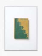 Annette Kelm, Helene Stöcker, "Liebe", 1927. Verlag der Neuen Generation, Berlin-Nikolassee, Einbandgestaltung John Heartfield, 2019. De la série "Die Bücher", 2019–2021. Tirage pigmentaire d’archives. 70 x 52,5 cm. Collection Mudam Luxembourg. Acquisition 2022 © Annette Kelm. Courtesy de l’artiste et Herald St, Londres