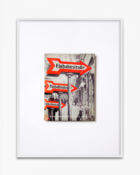 Annette Kelm, Walter Benjamin, "Einbahnstrasse", 1928. Ernst Rowohlt Verlag, Berlin, Einbandgestaltung Sasha Stone, Akademie der Künste, Berlin, Bibliothek, NB hj 14, 2019. De la série "Die Bücher", 2019–2021. Tirage pigmentaire d’archives. 70 x 52,5 cm. Collection Mudam Luxembourg. Acquisition 2022 © Annette Kelm. Courtesy de l’artiste et Herald St, Londres
