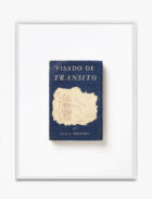 Annette Kelm, Anna Seghers, "Visado de Transito", 1944, traduccioón del alemán por Angela Selke y Antonio Sanchez Barbudo, Editorial Nuevo Mundo, México, D. F. Impreso y Hecho en Mexico, 2019. De la série "Die Bücher", 2019–2021. Tirage pigmentaire d’archives. 70 x 52,5 cm. Collection Mudam Luxembourg. Acquisition 2022 © Annette Kelm. Courtesy de l’artiste et Herald St, Londres