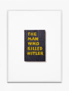 Annette Kelm, Anonymous (Autoren: Ruth Landshoff, Dean Southern Jennings, David Malcomson), "The Man Who Killed Hitler", 1939. Verlag Georg Palmer Putnam Inc., Hollywood, 2020. De la série "Die Bücher", 2019–2021. Tirage pigmentaire d’archives. 70 x 52,5 cm. Collection Mudam Luxembourg. Acquisition 2022 © Annette Kelm. Courtesy de l’artiste et Herald St, Londres