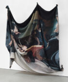 Noel W. Anderson, "Hood Dreams I", 2012–2019. Tapisserie en coton suspendue et patinée. 518,20 x 518,20 cm. Collection Mudam Luxembourg. Donation 2023 © Zidoun-Bossuyt Gallery, Luxembourg. Photo : UTA Artists Space, Los Angeles