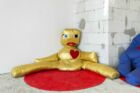 Dardan Zhegrova, ‘Your enthusiasm to tell a story (gold)’, 2016. Techniques mixtes, son. 100 x 200 cm. 7 min 25 sec, en boucle. Collection Mudam Luxembourg. Acquisition 2023. Vue de l’installation à l’occasion de ‘Manifesta 14’, Grand Hotel, Pristina, 22.07 – 30.10.2022 © Photo : Leart Rama