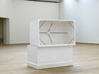 Didier Vermeiren, "Monument à Victor Hugo", 1991. Plâtre. 188,5 x 168,4 x 116,5 cm. Collection Mudam Luxembourg. Donation 2018 – M.J.S., Paris © Photo : Rémi Villaggi | Mudam Luxembourg