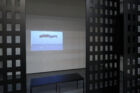 Eva Kot’átková, "A Visit at Home", 2009. Vidéo couleur, son, en quatre chapitres : "Exercise n°1 – Hanging", "Exercise n°2 – Mound", "Exercise n°3 – Sitting, Standing, Lying", "Exercise n°4 – Home Reconstruction", 32 min, Collection Mudam Luxembourg. Acquisition 2011. Vue de l’exposition à la galerie hunt kastner, Prague, 14.01.2010 – 07.03.2011 © Photo : Ondrej Polak