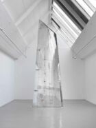 Fiona Banner, ‘Nude Wing’, 2011. Aile d’avion Tornado polie, housse en toile, acrylique. 590 x 230 x 28 cm. Collection Mudam Luxembourg. Donation 2023 – Gaby and Wilhelm Schürmann avec le soutien des membres du Cercle des collectionneurs du Mudam Luxembourg. Vue de l'exposition ‘Fiona Banner aka The Vanity Press. Snoopy vs The Red Baron’, Galerie Barbara Thumm, Berlin, 2011 © Photo : Galerie Barbara Thumm, Jens Ziehe