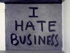 Jessica Diamond, ‘I Hate Business’, 1989. Acrylique et peinture au latex sur mur. Dimensions variables. Collection Mudam Luxembourg. Donation 2023 – Gaby et Wilhelm Schürmann. Vue d’installation, atelier de Jessica Diamond, Clocktower/P.S. 1, New York, 1989 © Jessica Diamond. Photo : American Fine Arts Co.