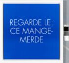 Une peinture bleue avec une forme typographique blanche portant l’inscription : « REGARDE LE : CE MANGE-MERDE. »