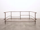 Jorge Pardo, ‘Le Corbusier Sofa’, 1990. Tuyaux en cuivre soudés. 69 x 178 x 86 cm. Promised gift 2025 – Donation Rosa et Carlos de la Cruz, Key Biscayne, Fl à Myriad, USA. Collection Mudam Luxembourg – Musée d’Art Moderne Grand-Duc Jean. Photo : Courtesy Petzel Gallery, New York