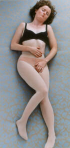 Katrin Freisager, "Anita", 1995. Photographie couleur. 167 x 79 cm. Collection Mudam Luxembourg. Acquisition 1998 – Apport FOCUNA © Photo : Rémi Villaggi | Mudam Luxembourg