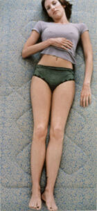 Katrin Freisager, "Jacqueline", 1995. Photographie couleur. 167 x 75,8 cm. Collection Mudam Luxembourg. Acquisition 1998 – Apport FOCUNA © Photo : Rémi Villaggi | Mudam Luxembourg