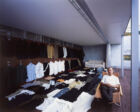 Kyoichi Tsuzuki, "Happy Victims : Helmut Lang", 2004. De la série "Happy Victims", 1999–2004. Tirage Lambda sur aluminium. 119,7 x 150 cm. Collection Mudam Luxembourg. Acquisition 2003 © Kyoichi Tsuzuki