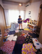 Kyoichi Tsuzuki, "Happy Victims : Eley Kishimoto", 2003. De la série "Happy Victims", 1999–2004. Tirage Lambda sur aluminium. 103,5 x 79,5. Collection Mudam Luxembourg. Acquisition 2003 © Kyoichi Tsuzuki