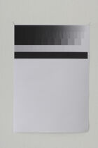 Lasse Schmidt Hansen, "Untitled (Grey)", 2008. Ensemble de 24 impressions. 41,8 x 29,7 cm chacune. Collection Mudam Luxembourg. Donation 2013 – Stephanie et Patrick Majerus © Photo : Bernhard Kahrmann | Galerie Reinhard Hauff, Stuttgart