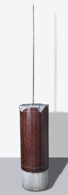 Manfred Pernice, ‘Forelle-Anlage, Peil Dose (Forelle ‘03)’, 1990. Papier, métal, ciment. 273 x 50 cm. Collection Mudam Luxembourg – Musée d’Art Moderne Grand-Duc Jean. Promised gift 2025 – Donation Rosa et Carlos de la Cruz, Key Biscayne, Fl à Myriad, USA. Photo : Courtesy de l’artiste et de la Galerie Neu, Berlin / Lepkowski Studios Gmbh