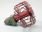 Manfred Pernice, ‘Untitled’, 2002. Métal, béton. 90 x ø 70 cm. Collection Mudam Luxembourg – Musée d’Art Moderne Grand-Duc Jean. Promised gift 2025 – Donation Rosa et Carlos de la Cruz, Key Biscayne, Fl à Myriad, USA. Photo : Courtesy de l’artiste et de la Galerie Neu, Berlin / Lepkowski Studios Gmbh