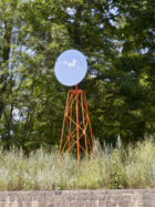 Miguel Palma, "Pays/scope", 2012. Structure métallique, miroir, télescope, caméra, écran. 580 x 190 x 190 cm. Collection Mudam Luxembourg. Donation 2014 – Reginald Neuman. Vue de l’installation dans le Park Draï Eechelen, Luxembourg © Photo : Rémi Villaggi | Mudam Luxembourg