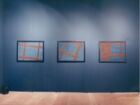 Hendl Helen Mirra, ‘Miller’s Views’, 2001. Installation sonore, ensemble de 10 éléments. Tissu coton indigo, acrylique sur toile, fil de lin, cadre en bois, bande son. 75 x 100 cm chacun. Collection Mudam Luxembourg. Donation 2023 – Gaby et Wilhelm Schürmann avec le soutien des membres du Cercle des collectionneurs du Mudam Luxembourg. Vue de l’installation ‘Art Basel 3’ – 18.06.2001, Karlsruhe. Photo : Courtesy de l’artiste et Meyer Riegger © Helen Mirra