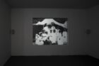 Fiona Tan, ‘Tuareg’, 1999. Double projection vidéo, noir et blanc, son 31 sec, en boucle. Collection Mudam Luxembourg. Donation 2023 – Gaby et Wilhelm Schürmann avec le soutien des membres du Cercle des collectionneurs du Mudam Luxembourg. Vue de l’exposition ‘Fiona Tan – Mirror Maker’, Brands Kunsthallen, Odense, 25.02.2006 – 21.05.2023 © Photo : Courtesy of the artist and Frith Street Gallery