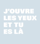 Rémy Zaugg, "N.T.49a1", 1998/2000. De la série "Le Monde voit", 1993–2000. Peinture au pistolet, lettres sérigraphiées, vernis sur aluminium. 108,8 x 97,2 cm. Collection Mudam Luxembourg. Acquisition 2000 © Photo : Rémi Villaggi / Mudam Luxembourg