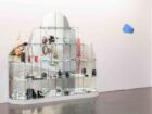 Henrike Naumann, ‘Aufbau West’, 2017. Techniques mixtes. 300 x 250 x 40 cm. Collection Mudam Luxembourg. Donation 2023 – Gaby et Wilhelm Schürmann avec le soutien des membres du Cercle des collectionneurs du Mudam Luxembourg. Vue de l’exposition ‘Henrike Naumann – Aufbau West’, GOLD + BETON, Cologne, 22.04 – 28.05.2017 © Photo : Sebastian Drüen