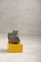 Su-Mei Tse, "Stone Collection # 8", 2017. Pierre trouvée, socle en bois. 110 x 93 x 69 cm. Collection Mudam Luxembourg. Donation 2018 – De l’artiste © Photo : Aurélien Mole | Mudam Luxembourg