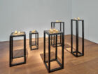 Su-Mei Tse, "Das Ich in jeder Kartoffel", 2006–2011. Ensemble de 15 sculptures en céramique, socles chinés. Dimensions variables. Collection Mudam Luxembourg. Acquisition 2018 © Photo : Rémi Villaggi | Mudam Luxembourg