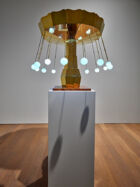 Su-Mei Tse, en collaboration avec Jean-Lou Majerus, "Vertigen de la Vida (Dizziness of Life)", 2011–2013. Sculpture sonore motorisée, laiton, verre, socle. Son en collaboration avec Giancarlo Vulcano. Sculpture : 95 x 75 x 75 cm. Socle : 121 x 50 x 50 cm. Collection Mudam Luxembourg. Acquisition 2018 © Photo : Rémi Villaggi | Mudam Luxembourg