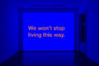 Tony Cokes, ‘SM BNGRZ 1’, 2021. Collection Mudam Luxembourg. Courtesy de l’artiste, FELIX GAUDLITZ, Vienne, Greene Naftali, New York, Hannah Hoffmann, Los Angeles, et Electronic Arts Intermix. Photo : kunst-dokumentation.com