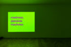 Tony Cokes, ‘SM BNGRZ 2’, 2021. Collection Mudam Luxembourg. Courtesy de l’artiste, FELIX GAUDLITZ, Vienne, Greene Naftali, New York, Hannah Hoffmann, Los Angeles, et Electronic Arts Intermix. Photo : kunst-dokumentation.com