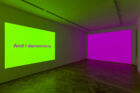 Tony Cokes, ‘SM BNGRZ 1’ + ‘SM BNGRZ 2’, 2021. Collection Mudam Luxembourg. Courtesy de l’artiste, FELIX GAUDLITZ, Vienne, Greene Naftali, New York, Hannah Hoffmann, Los Angeles, et Electronic Arts Intermix. Photo : kunst-dokumentation.com
