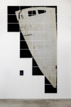 Enrique Ramírez, ‘La invención de América’, 1998–2013. Voile de bateau dacron, 28 cadres, verre gravé. 500 x 280 cm. Collection M.J.S., Paris Dépôt 2014 – Collection Mudam Luxembourg © Photo : Florian Kleinefenn
