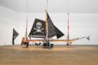 Andrea Bowers, ‘Radical Feminist Pirate Ship Tree Sitting Platform’, 2013. Bois recyclé, corde, mousquetons. 203 x 749 x 152 cm. Collection Mudam Luxembourg. Donation 2023 – Gaby et Wilhelm Schürmann avec le soutien des membres du Cercle des collectionneurs du Mudam Luxembourg. Vue de l’exposition ‘A Model’, Mudam Luxembourg © Photo : Mareike Tocha | Mudam Luxembourg