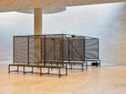 Nora Turato, "i am happy to own my implicit biases (malo mrkva, malo batina)", 2018-2020. Installation composée d’une structure métallique avec son. 29 min 54 sec. Collection Mudam Luxembourg. Acquisition 2022. Vue de l’exposition "Nora Turato", Mudam Luxembourg, 19.11.2022 – 15.05.2023 © Photo : Studio Rémi Villaggi | Mudam Luxembourg