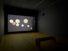 Su-Mei Tse, en collaboration avec Jean-Lou Majerus, "Vertigen de la Vida (Dizziness of Life)", 2011. Vidéo HD, couleur, son. 9 min 21 sec, en boucle. Musique : Giancarlo Vulcano. Production Fundació Joan Miró, Barcelone. Collection Mudam Luxembourg. Donation 2015 – Allen & Overy © Photo : Rémi Villaggi | Mudam Luxembourg