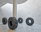 Wim Delvoye, "Untitled (Truck Tyre)", 2013 et 2017. Ensemble de 4 pneus de camion sculptés à la main, 148 x 148 x 60 cm chacun. Collection Mudam Luxembourg. Acquisition 2016. Vue de l’exposition "Art & Craft . Mudam Collection", Mudam Luxembourg, 05.10.2018 – 17.03.2019 © Photo : Rémi Villaggi | Mudam Luxembourg