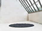 Richard Long, "Charcoal Circle", 1989. Charbon de bois, ∅ 400 cm. Collection Mudam Luxembour. Apport FOCUN. Acquisition 1998 © Photo : Rémi Villaggi | Mudam Luxembourg﻿﻿