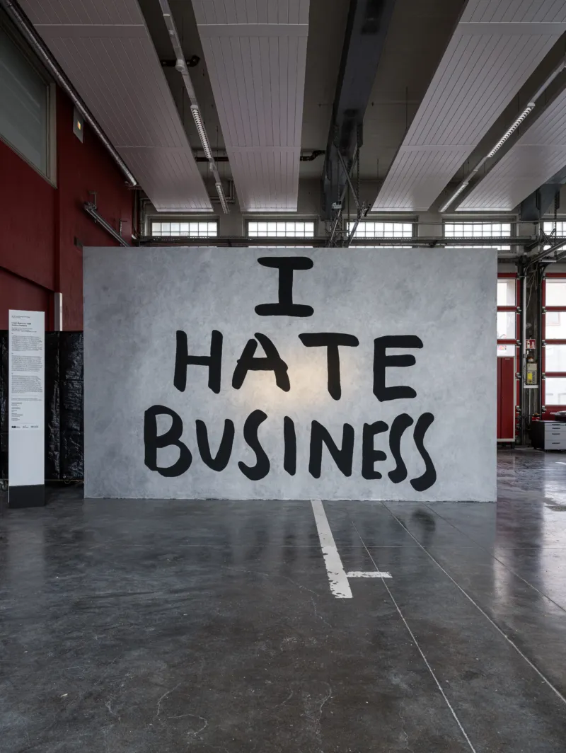 Jessica Diamond, ‘I Hate Business’, 1989. Collection Mudam Luxembourg – Musée d’Art Moderne Grand-Duc Jean. Donation 2023 – Gaby and Wilhelm Schürmann. Exhibition view ‘Dodeka, 12 works for 12 cantons’, 16.05 — 04.10.2026, hqLX, Luxembourg. Photo: Mike Zenari © Mudam Luxembourg