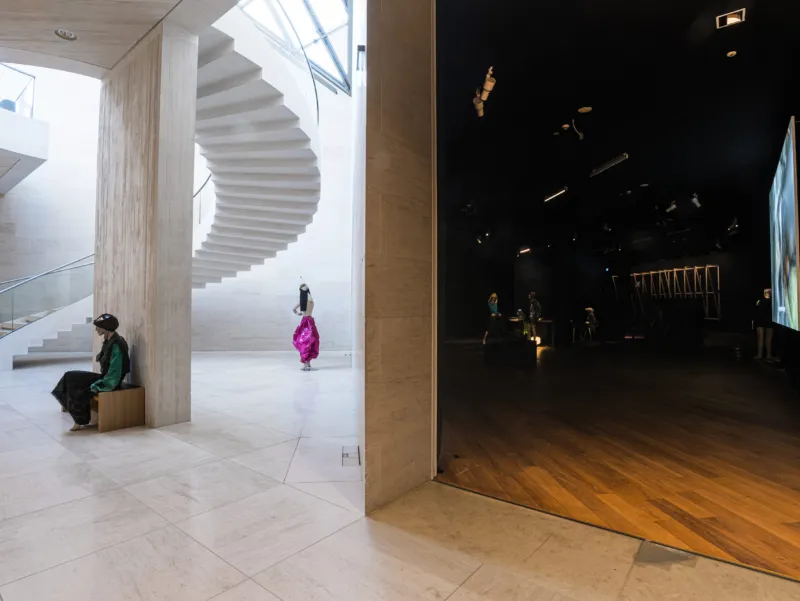 Ivan Cheng, ‘Casemates’, 04.03 – 17.05.2026, Mudam Luxembourg – Musée d’Art Moderne Grand-Duc Jean
Costumes: Good & Bad 
Photo: Mike Zenari © Mudam Luxembourg

Co-produced by Mudam Luxembourg – Musée d’Art Moderne Grand-Duc Jean and TEA Tenerife Espacio de las Artes as part of the Perform Inform Transform: Participatory Performance in Art Museums (PIT) project, co-funded by the European Union.